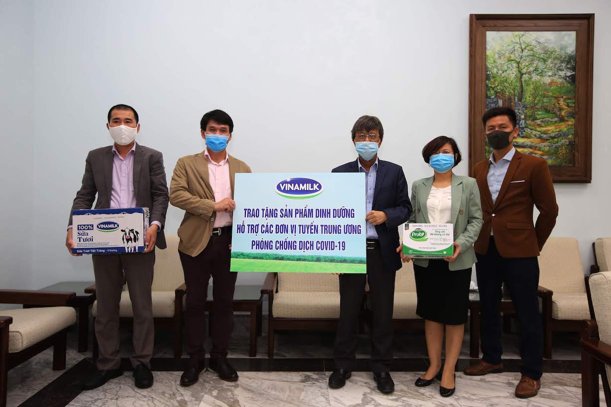 Vinamilk[-]ủng[-]hộ[-]gần[-]15[-]tỷ[-]đồng[-]cho[-]các[-]đơn[-]vị[-]tuyến[-]đầu[-]đang[-]trực[-]tiếp[-]chống[-]dịch[-]COVID-19